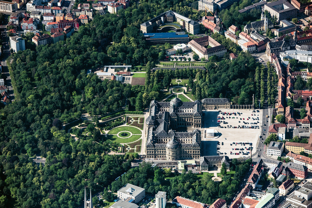 dr__0024226.jpg | WüRZBURG 17.06.2019 Gebäudekomplex im Schloßpark von Schloß  Residenz Würzburg in Würzburg im Bundesland Bayern. // Building complex in the park of the castle Residenz Wuerzburg in Wuerzburg in the state Bavaria. Foto: Daniel Reiter