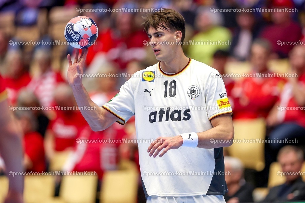EHF22012601065 | 22.01.2026, Handball, Men's EHF EURO 2026, Deutschland - Portugal, Jyske Bank Boxen in Herning, Dänemark, Main Round:  Julian Köster (Germany #18) 