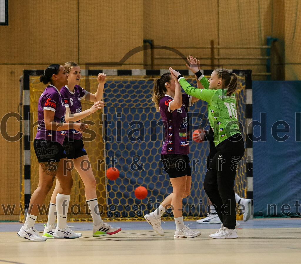 2024-02-24_091_SpVgg_Altenerding_gegen_SSG_Metten_Frauen | Erding, Deutschland, 24.02.2024:
Handball, Bezirksoberliga Frauen Altbayern 2023 / 2024, 15. Spieltag, SpVgg Altenerding gegen SSG Metten, Endergebnis: 32:28

Nikayla Alston (SpVgg Altenerding, #11), Greta Felbinger (SpVgg Altenerding, #8), Verena Bauer (SpVgg Altenerding, #55), Torfrau Lara Kullmann (SpVgg Altenerding, #16)

Foto: Christian Riedel / fotografie-riedel.net