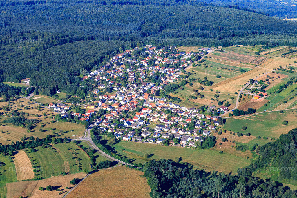 Luftbild: Ortsansicht von Osten im Ortsteil Schluttenbach in Ettlingen im Bundesland Baden-Württemberg in Deutschland. Foto: IMG_083994.jpg vom 26.07.2015 durch Werner Riehm/FLY-FOTO.de