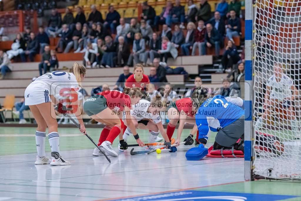 HK_20221126_101753 | 1. Bundesliga ( Halle ) Damen Crefelder HTC - Düsseldorfer HC am 27.11.2022 Crefelder HTC, Krefeld , Maike Schaunig ( Düsseldorfer HC #21 ) , Gillessen Jana ( Torfrau Crefelder HTC #2 )