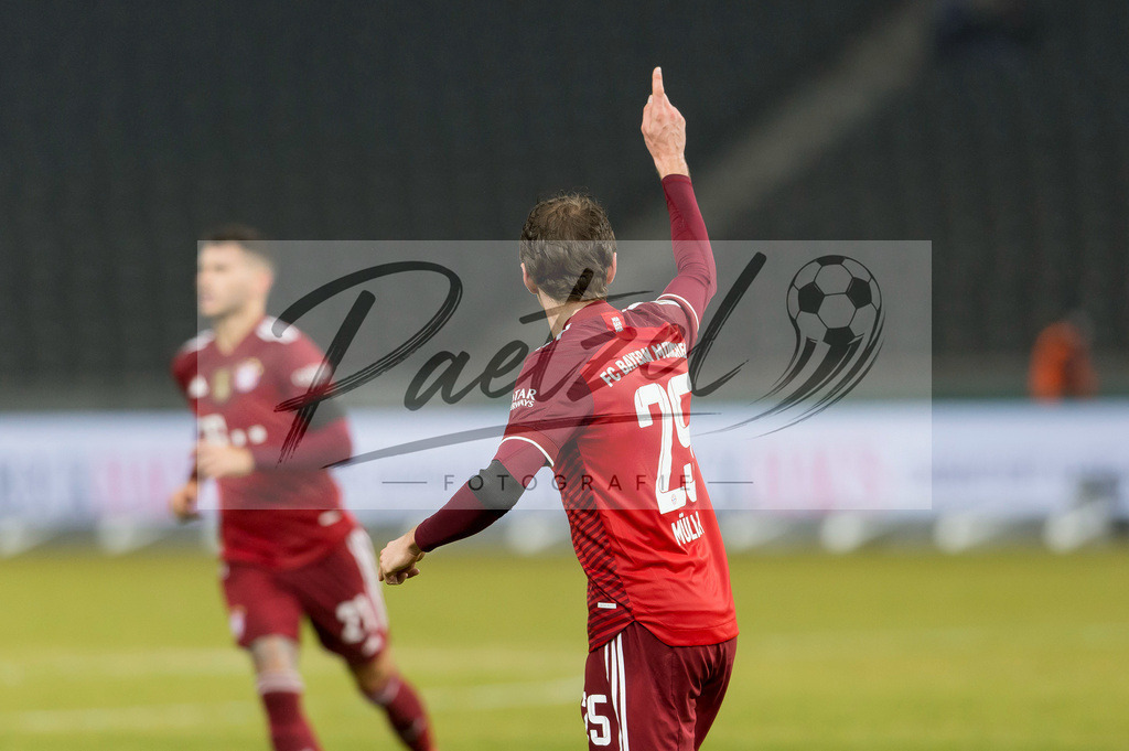 BSCFCB20220123_110 | Fussball, Herren: Thomas Mueller (FC Bayern Muenchen) Torjubel, jubelt nach seinem Treffer zum 0:2 bei dem Spiel der 1. Bundesliga zwischen Hertha BSC und FC Bayern Muenchen im Olypiastadion am 23.01.2022 in Berlin, Deutschland.DFB / DFL REGULATIONS PROHIBIT ANY USE OF PHOTOGRAPHS AS IMAGE SEQUENCES AND/OR QUASI-VIDEO. - Realisiert mit Pictrs.com