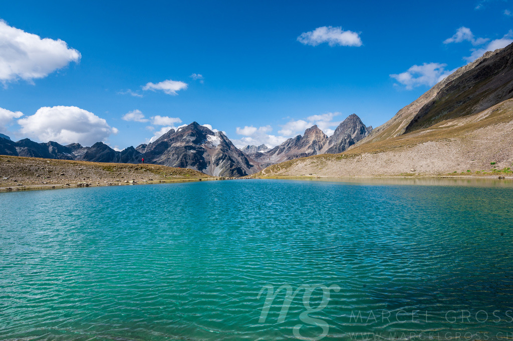 Lai Blau in Val Tuoi, Engadin | Die ideale Geschenkidee für Naturliebhaber. Naturbilder von Marcel Gross Photography für ihr Zuhause in den verschiedensten Formaten und Materialien. - Realisiert mit Pictrs.com
