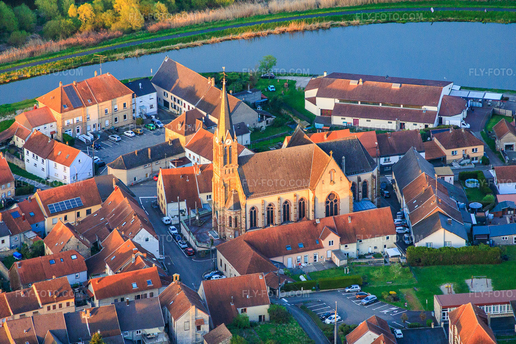 Aerial view: Saint-Etienne Church in the evening light in Wittring in the state Moselle, France.Photo: IMG_154416.jpg taken on 04/17/2026 by Werner Riehm/FLY-FOTO.comResolution of the original: 5393 x 3595 px