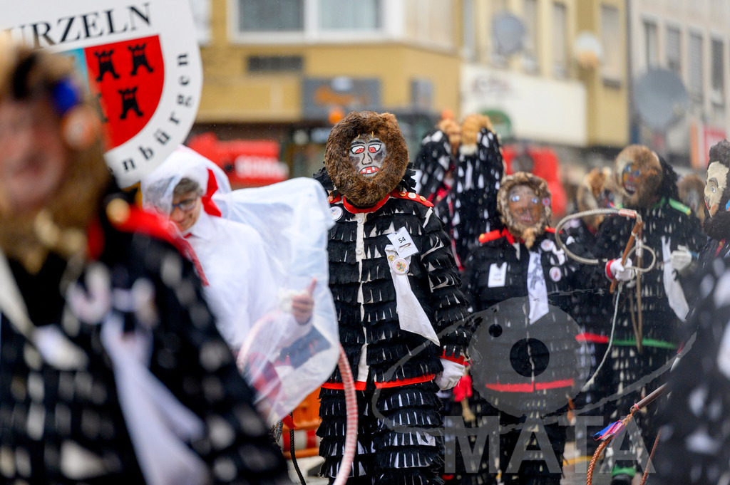 _DWA2334 | Trotz Nieselregen schlängelte sich der „Gaudiwurm“ am Sonntag durch die Nürnberger Innenstadt an tausenden Faschingsfans vorbei.  Nürnberg, 11.02.2024 - Realisiert mit Pictrs.com