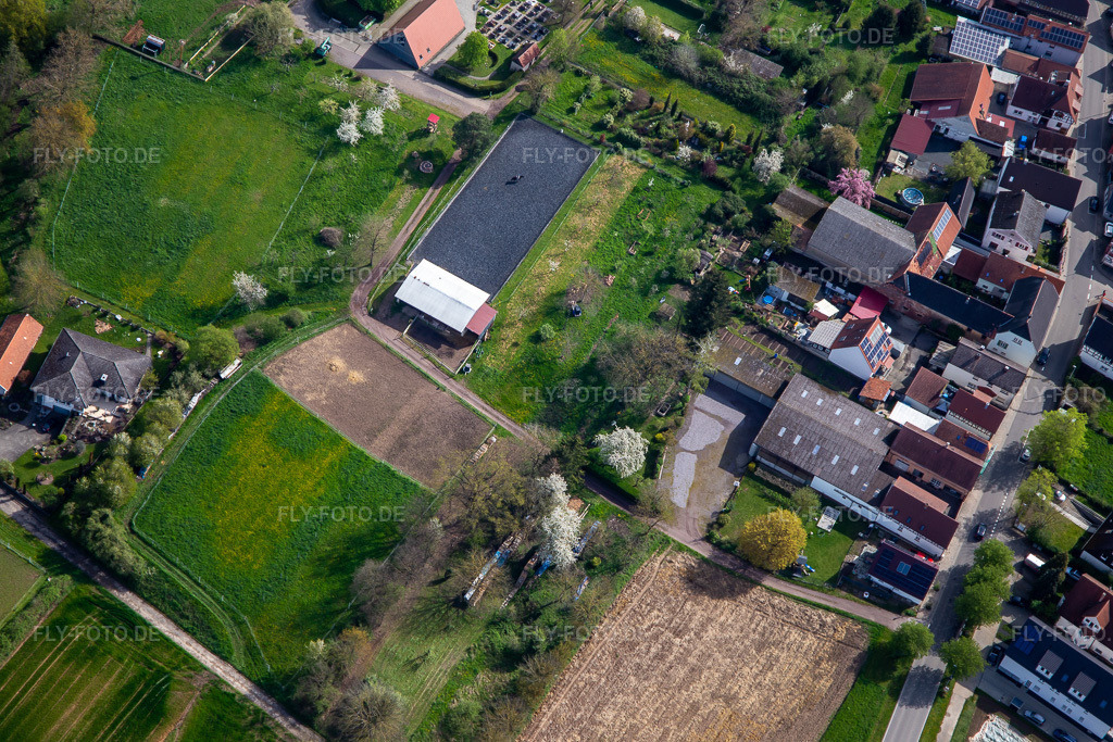 Luftbild: Reitanlage am Friedhof in Winden im Bundesland Rheinland-Pfalz in Deutschland. Foto: IMG_136164.jpg vom 22.04.2023 durch Werner Riehm/FLY-FOTO.de
