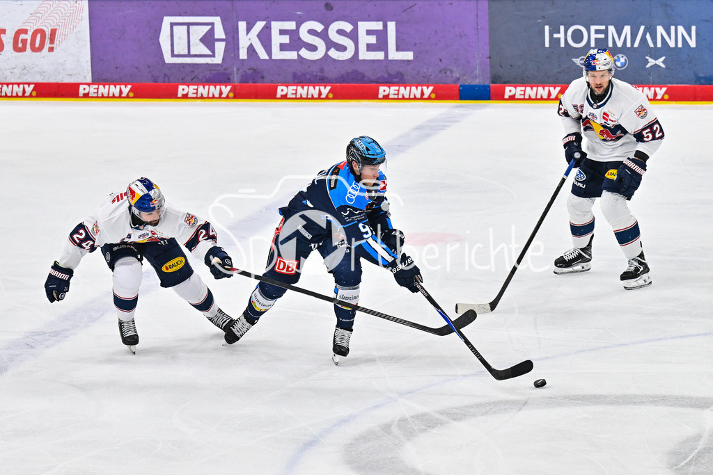 ERC Ingolstadt - EHC RB München | INGOLSTADT, GERMANY - 27. MAERZ: im Duell Ryan MURPHY (RB München 24) und Myles POWELL (ERC Ingolstadt 9) während dem Match zwischen dem ERC Ingolstadt und dem EHC RB München bei Spiel 2 des DEL Playoff Viertelfinales in der Saturn Arena