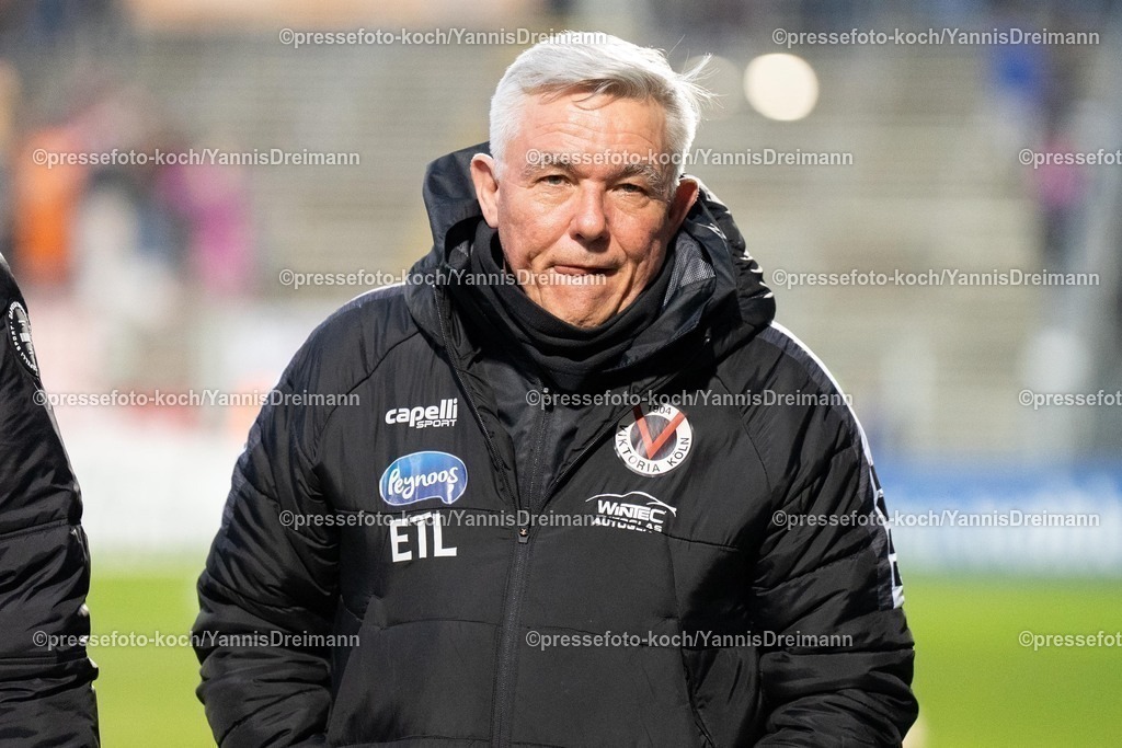 xYDR2802250101010 | 28.02.2025, xydrx, Fußball, Viktoria Köln - 1.FC. Saarbrücken, 3.Liga, Sportpark Höhenberg, Saison 2024 2025: Olaf Janßen (Cheftrainer Viktoria Köln) DFB regulations prohibit any use of photographs as image sequences and or quasi-video.