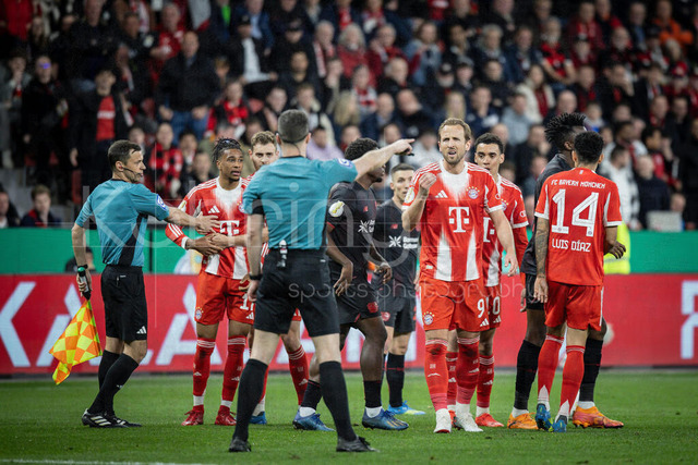 DFB Cup semifinal match Bayer 04 Leverkusen vs. FC Bayern Munich, 22.04.2026 | LEVERKUSEN, GERMANY - APRIL 22, 2026: A lot of work for Referee Felix Zwayer (Berlin) with Harry Kane (FC Bayern Muenchen, 8) and teammates during the German DFB Cup semifinal match between Bayer 04 Leverkusen vs. FC Bayern Munich at BayArena on April 22, 2026 in Leverkusen, Germany. DFL REGULATIONS PROHIBIT ANY USE OF PHOTOGRAPHS AS IMAGE SEQUENCES AND/OR QUASI-VIDEO.