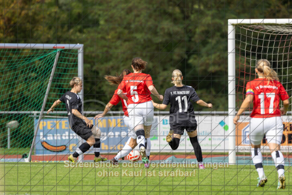 20250928_130604_0095 | #,1.FC Donzdorf (schwarz) vs. TV Derendingen (rot), Fussball, Frauen-Verbandsliga Württemberg, 03. Spieltag, Saison 2025/2026, Rasenplatz Lautertal Stadion, Süßener Straße 16, 73072 Donzdorf, 28.09.2025 - 13:00 Uhr,Foto: PhotoPeet-Sportfotografie/Peter Harich
