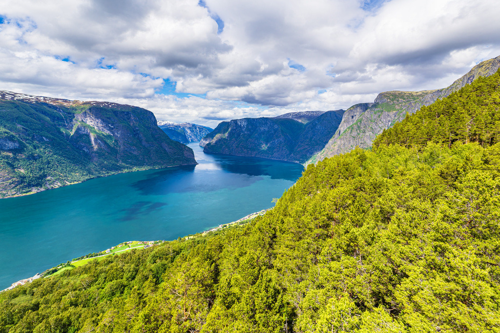 Blick vom Stegastein über den Aurlandsfjord in Norwegen | Blick vom Stegastein über den Aurlandsfjord in Norwegen.