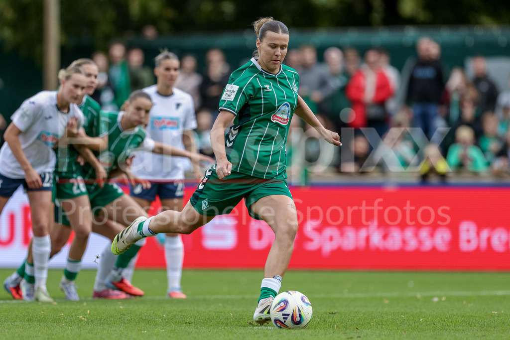 Fussball, Google Pixel Frauen-Bundesliga, SV Werder Bremen - TSG 1899 Hoffenheim | Torschützin Larissa Mühlhaus (SV Werder Bremen, 7) beim Elfmeter, Strafstoß, Spielszene, Action, Aktion, erzielt das Tor zum 1:0, Treffer, Highlight, Torerfolg, DIE DFB-RICHTLINIEN UNTERSAGEN JEGLICHE NUTZUNG VON FOTOS ALS SEQUENZBILDER UND/ODER VIDEOÄHNLICHE FOTOSTRECKEN. DFB REGULATIONS PROHIBIT ANY USE OF PHOTOGRAPHS AS IMAGE SEQUENCES AND/OR QUASI-VIDEO.