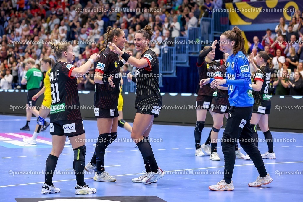 DHB16102501085 | 16.10.2025, Handball, EHF Frauen Länderpiel, EM Qualifikation 2026, Deutschland - Nordmazedonien, Schwalbe-Arena in Gummersbach: Abschlussjubel nach dem 34:18 Sieg der Deutschen Nationalmannschaft.  Alexia HAUF (GER #31)  Xenia SMITS  (GER #11)  Emily VOGEL (GER #20)  Marie STEFFEN (GER #14) 