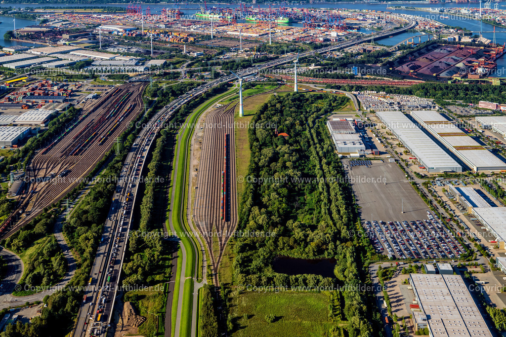 Hamburg_Altenwerder_Rangierbahnhof_ELS_5115040923 | HAMBURG 07.09.2023 Schienen- und Gleisstrecken auf den Abstellgleisen und Rangierstrecken des Rangierbahnhofes und Güterbahnhofes der Deutschen Bahnan der Autobahn A7 im Ortsteil Altenwerder in Hamburg, Deutschland. // Marshalling yard and freight station of the Deutsche Bahn on highway A7 in the district Altenwerder in Hamburg, Germany. Foto: Martin Elsen