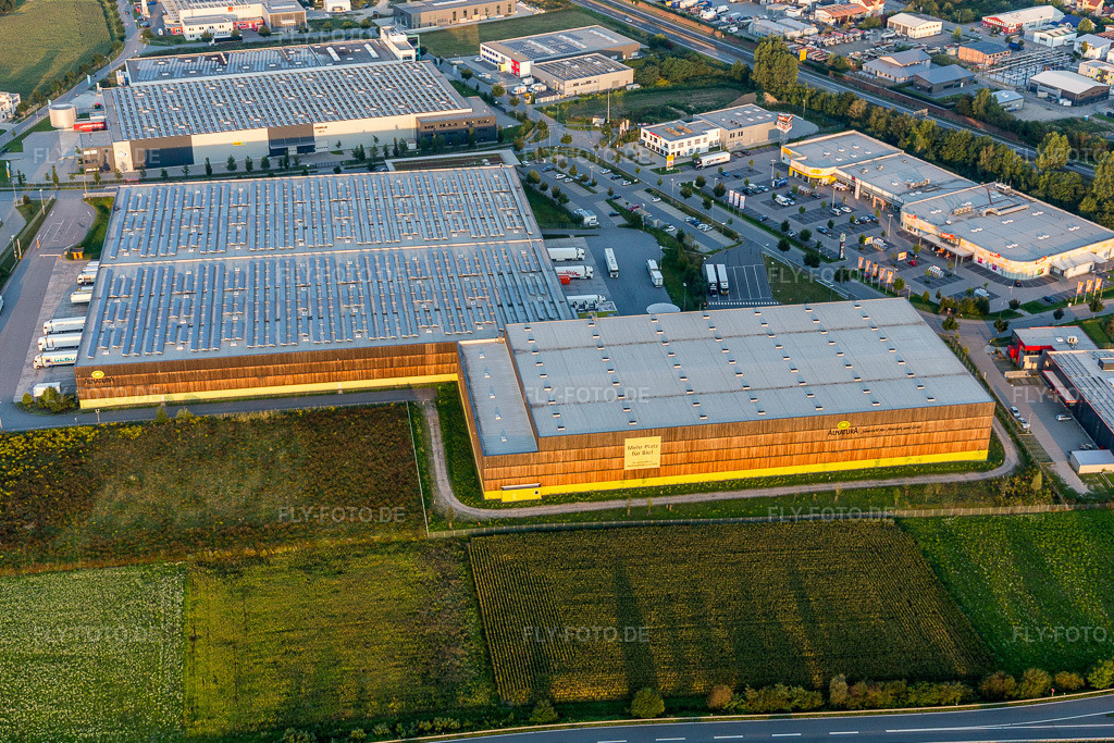Luftbild: Gebäudekomplex und Gelände des Logistikzentrums des Verteilzentrums von Alnatura in Lorsch im Bundesland Hessen in Deutschland. Foto: IMG_103110.jpg vom 28.08.2017 durch Werner Riehm/FLY-FOTO.de