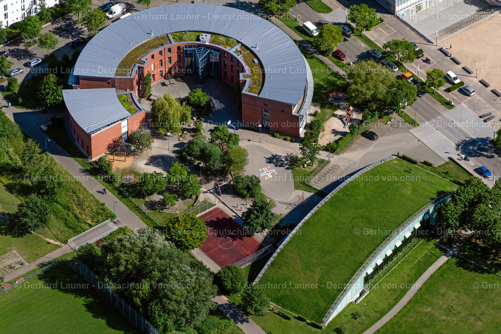4033920 | FREIBURG IM BREISGAU 30.06.2020 Schulgelände und Gebäudekomplex der Montessori Schule Clara Grunwald in Freiburg im Breisgau im Bundesland Baden-Württemberg, Deutschland. // School grounds and buildings of the Montessori Schule Clara Grunwald in Freiburg im Breisgau in the state Baden-Wurttemberg, Germany. Foto: Gerhard Launer