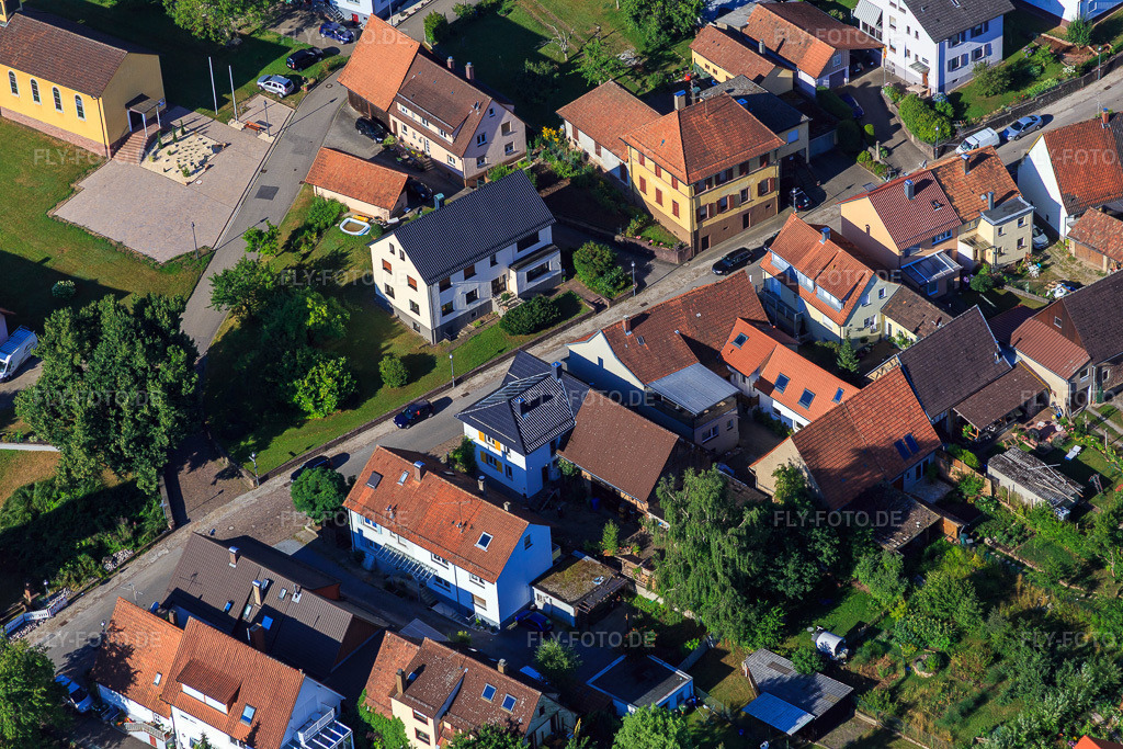 Luftbild: Lange Straße im Ortsteil Schluttenbach in Ettlingen im Bundesland Baden-Württemberg in Deutschland. Foto: IMG_084020.jpg vom 26.07.2015 durch Werner Riehm/FLY-FOTO.de
