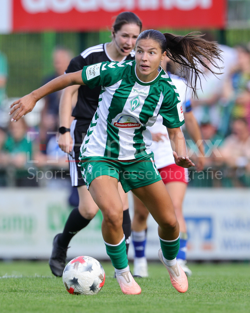 Fussball, Testspiel Frauen, SV Werder Bremen - Hamburger SV | Luna Vanzeir (SV Werder Bremen, 13) am Ball, Einzelbild, Ganzkörper, Aktion, Action, Spielszene
