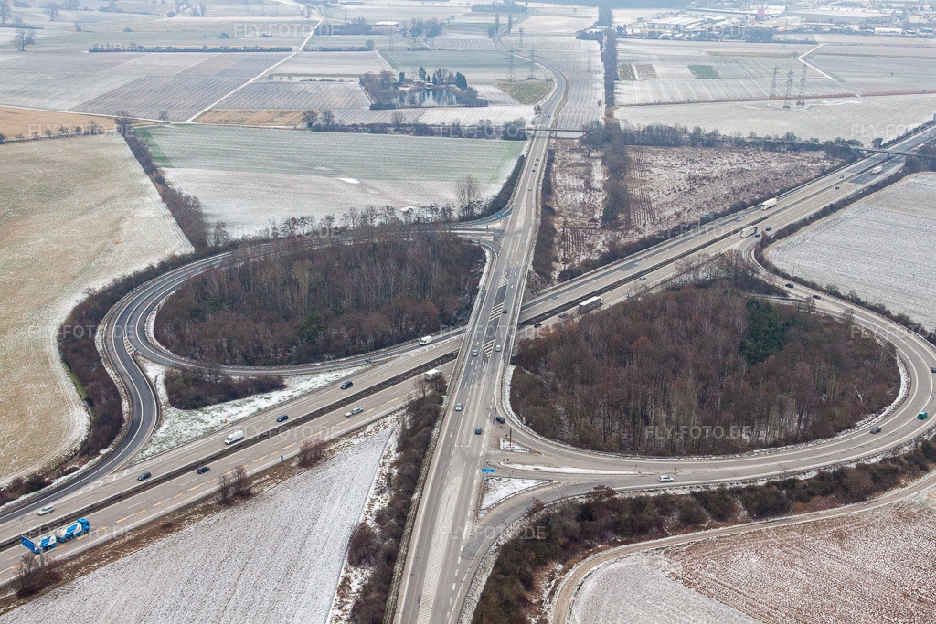 Luftbild: Winterlich schneebedeckte Streckenführung und Fahrspuren im Verlauf der Autobahn- Abfahrt und Zufahrt der BAB A61 in Hockenheim im Bundesland Baden-Württemberg in Deutschland. Foto: IMG_23439.jpg vom 06.01.2010 durch Werner Riehm/FLY-FOTO.de