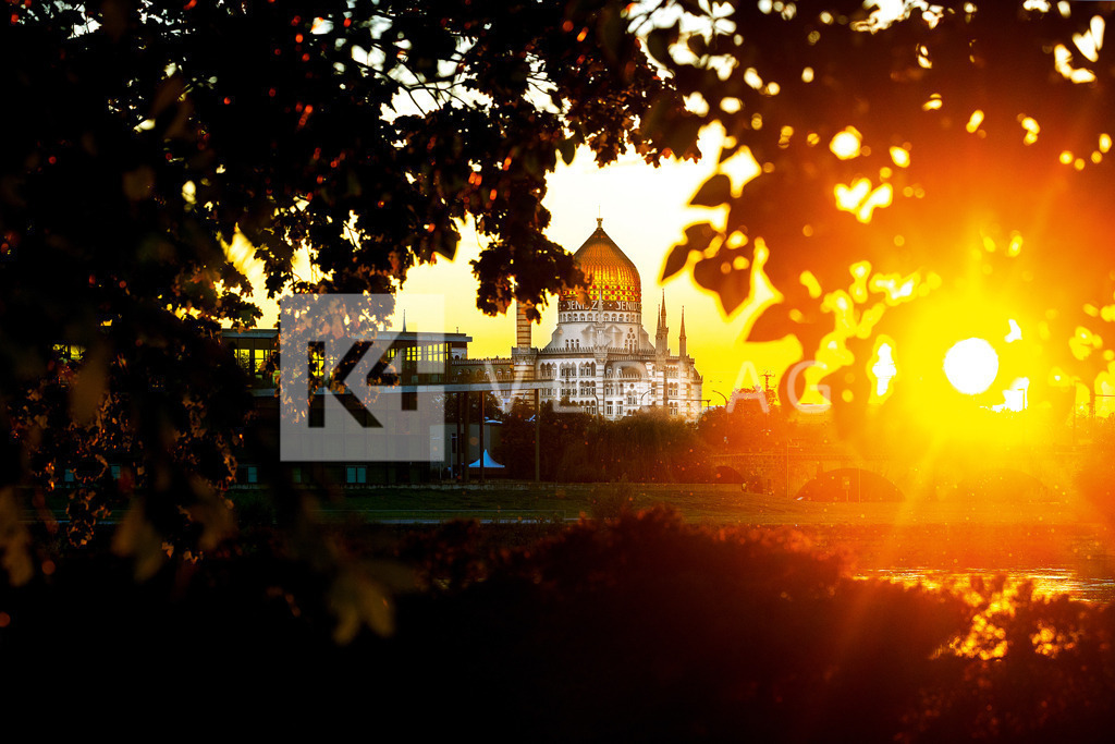 Yenidze-Dresden-Sonnenuntergang-0U3A5941 | Blick auf die farbenprächtige Kuppel der Yenidze Dresden im Sonnenuntergang.  - Realisiert mit Pictrs.com