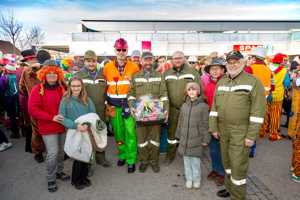 07_PRÄMIERUNG_9997 | Fotostrecke: FASCHINGSUMZUG 2025 in Loosdorf. 22 Masken(gruppen)-Teilnehmer: Loosdorfer Vereine, Wirtschaftstreibende, Gemeindeabordnungen sowie Kreditinstitute. rund 700 Besucher entlang der Hauptstrasse. Veranstaltungs-Sicherung durch Mannschaft der FF-Loosdorf mit schwerem Gerät. Maskenprämierung am EKZ-Platz durch Bgm. Thomas Vasku in den Kategorien: Bester Festwagen (Fa. gkonzept-Groissenberger; Beste Personengruppe-ASK-Loosdorf; Beste Einzelperson; Weiteste Anreise-FF Schollach;