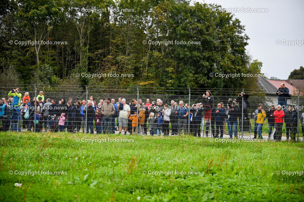Flughafen Linz Hoersching_ Landung Antonov AN 225_ 05.10.2021-37 | 05.10.2021, Linz Hörsching, AUT, Flughafen Linz, Linz Airport, Landung Antonov 225, im Bild Antonov 225 - größtes und schwerstes Transportflugzeug der Welt zu Gast in Linz, Plane Spotter, Zaungäste