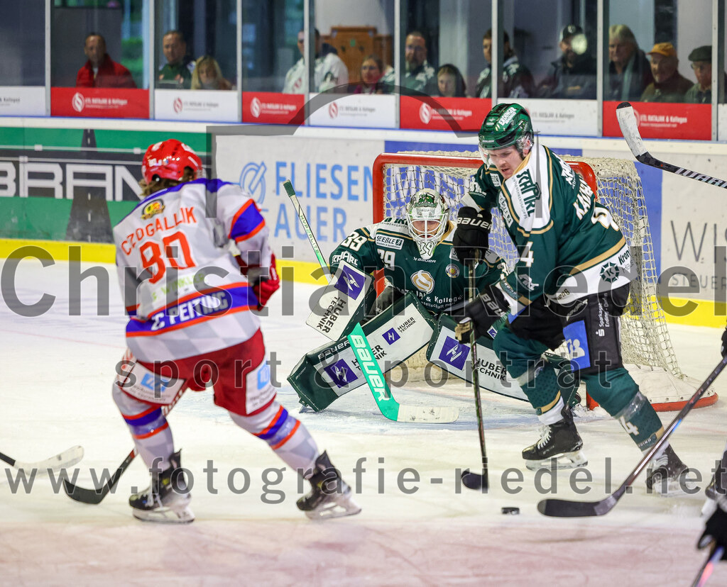 2025-09-14_059_TSV_Erding_gegen_EC_Peiting | Erding, Deutschland, 14.09.2025:Eishockey, Oberliga Süd 2025 / 2026, Testspiel, TSV Erding gegen EC Peiting, Endergebnis: 2:3Foto: Christian Riedel / fotografie-riedel.net