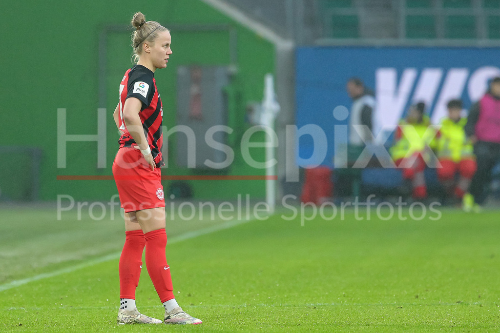 Fussball, Google Pixel Frauen-Bundesliga, VfL Wolfsburg - Eintracht Frankfurt | v.li.: Pia-Sophie Wolter (Eintracht Frankfurt, 17) enttäuscht schauend, Enttäuschung, DIE DFB-RICHTLINIEN UNTERSAGEN JEGLICHE NUTZUNG VON FOTOS ALS SEQUENZBILDER UND/ODER VIDEOÄHNLICHE FOTOSTRECKEN. DFB REGULATIONS PROHIBIT ANY USE OF PHOTOGRAPHS AS IMAGE SEQUENCES AND/OR QUASI-VIDEO.