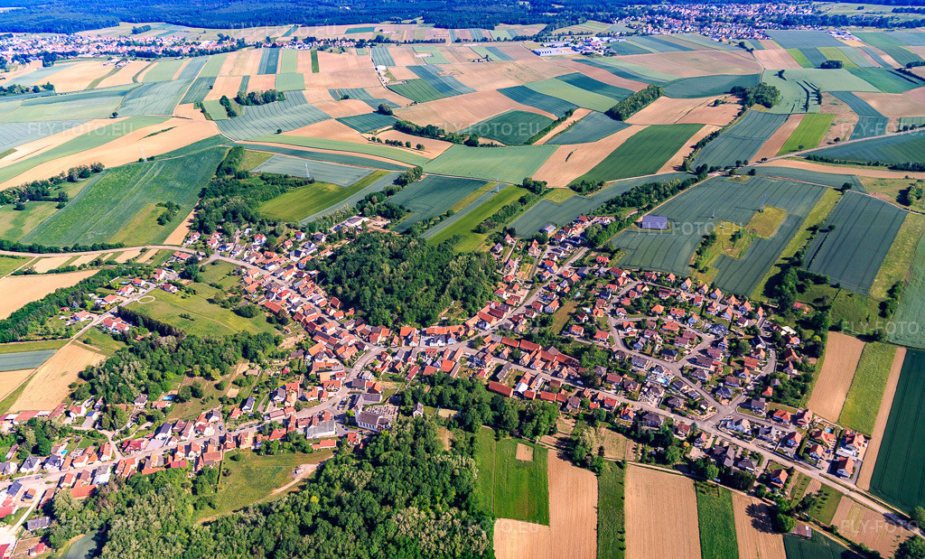 Vue aérienne: Vue d'ensemble du village depuis le sud à Neewiller-près-Lauterbourg dans le département Bas Rhin, France – .Photo: IMG_131724.jpg prise le 22/05/2022 par Werner Riehm/FLY-FOTO.eu – Résolution de l'original: 5472 x 3307 px