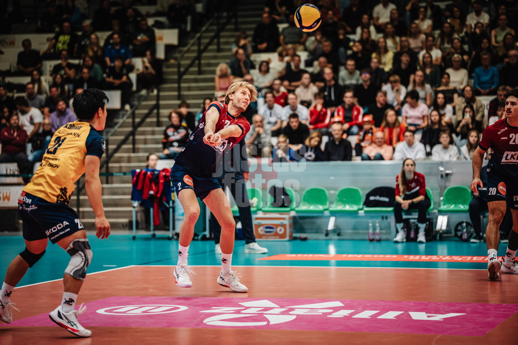 Volleyball | Herren | Saison 2025/2026 | Volleyball Ligacup | Finale | SVG Lüneburg vs. Berlin Recycling Volleys | 12.10.2024 | Daniel Gruvaeus (#2, SVG Lüneburg) spielt den Ball