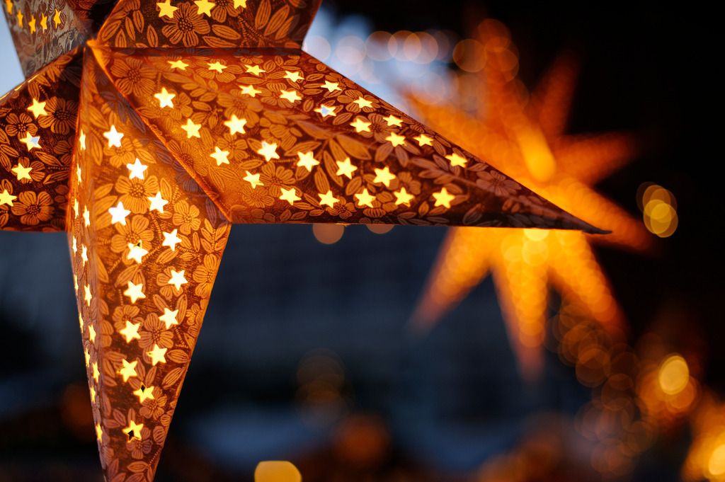 leuchtender Stern | Wien, Austria - December 07, 2012: leuchtender Stern am Weihnachtsmarkt. - Realisiert mit Pictrs.com