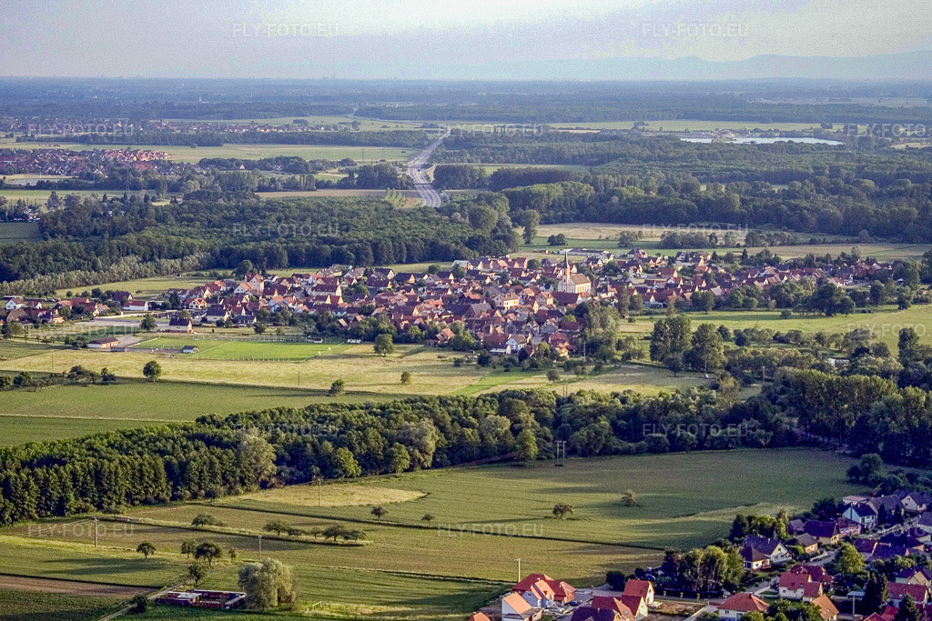 Vue aérienne: Vue de la ville depuis l'ouest à Leutenheim dans le département Bas Rhin, France – .Photo: IMG_2435.jpg prise le 04/06/2006 par Werner Riehm/FLY-FOTO.eu – Résolution de l'original: 3116 x 2077 px