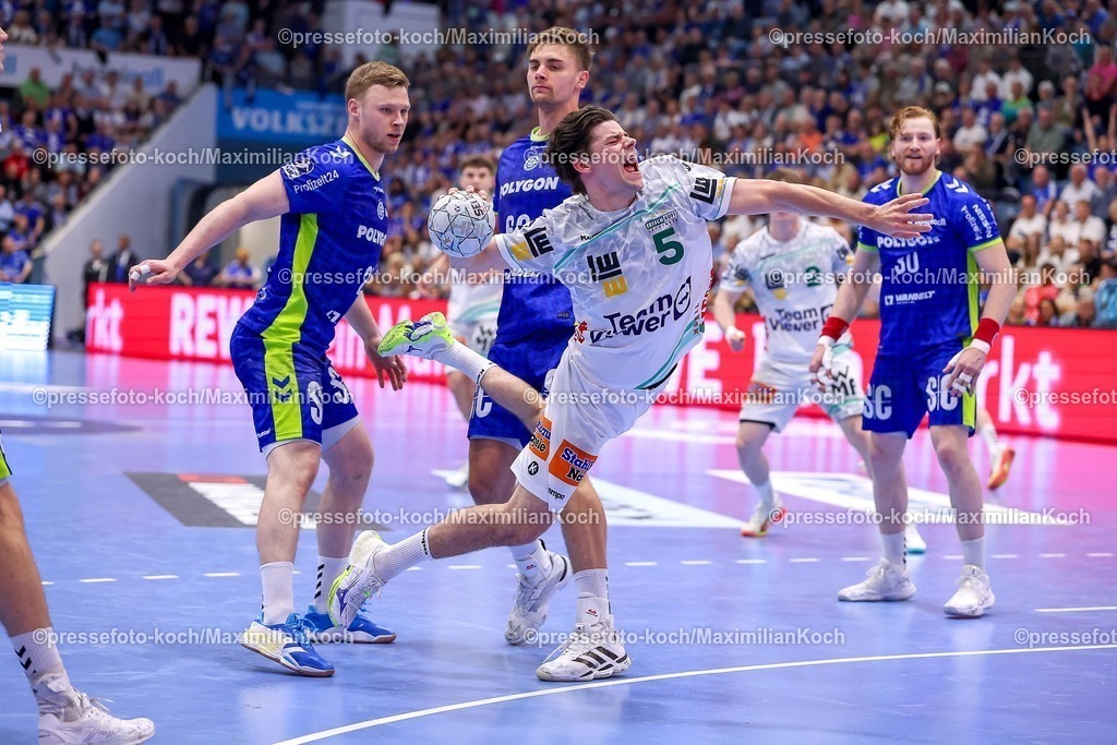 Gum30042601067 | 30.04.2026, Handball, 1. HBL, VfL Gummersbach - Frisch Auf! Göppingen, Saison 2025 / 2026 Herren, Schwalbe-Arena: Rutger ten Velde (Frisch Auf Göppingen #05) wirft den Ball auf das Tor gegen xg21  Stepan Zeman (VfL Gummersbach #66) Tom Kiesler (VfL Gummersbach #30) 