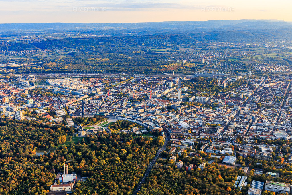 Luftbild: Willy-Brandt-Allee durch den Hardtwald zum Zirkel im Ortsteil Innenstadt-West in Karlsruhe im Bundesland Baden-Württemberg in Deutschland. Foto: IMG_123407.jpg vom 19.10.2020 durch Werner Riehm/FLY-FOTO.de