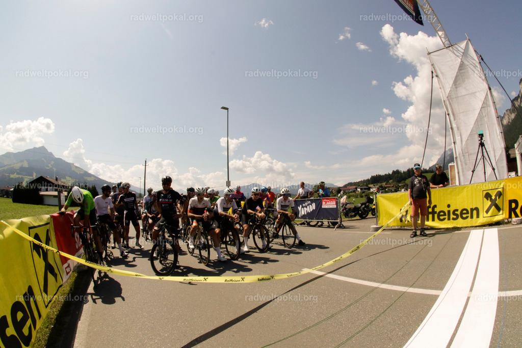526_20230817_Bewerb_Maenner_Muehlanger | AUT - OESTERREICH, 2023-08-16: SPORT RENNRAD-FAHREN - 55. INTERNATIONALER RADWELTPOKAL IN ST. JOHANN IN TIROL  - Vintage-Radrennen mit WM-Bronze-Medaillen-Siegerin Christina Schweinberger, den Teilnehmer und Alexander Baumann (vom Orginastions-Team) - TAG 2 BEWERB MAENNER IN SECHS GRUPPEN  ; Foto: Roland Muehlanger
