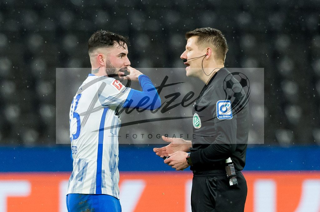 BSCRBL20220220_045 | Fussball, Herren: Schiedsrichter Patrick Ittrich und Marco Richter (Hertha BSC) diskutieren bei dem Spiel der 1. Bundesliga zwischen Hertha BSC und RB Leipzig im Olypiastadion am 20.02.2022 in Berlin, Deutschland.DFB / DFL REGULATIONS PROHIBIT ANY USE OF PHOTOGRAPHS AS IMAGE SEQUENCES AND/OR QUASI-VIDEO. - Realisiert mit Pictrs.com