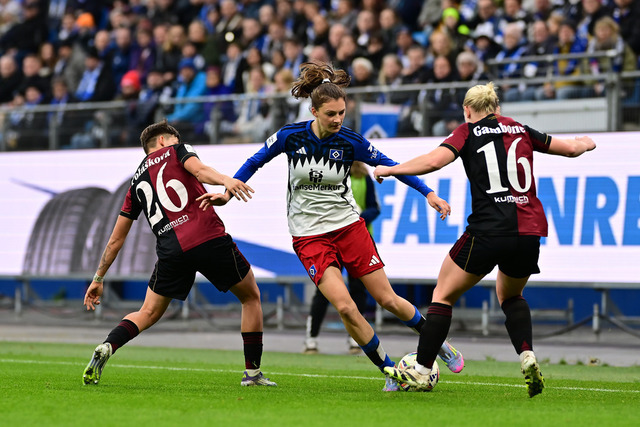 Fußball I Frauen I Saison 2025-2026 I Bundesliga I 10. Spieltag I Hamburger SV - 1. FC Nürnberg I 44682 | Aneta Polaskova (26, 1. FC Nürnberg) Lotta Wrede (32, Hamburger SV) Aleigh Gambone (16, 1. FC Nürnberg) - Realisiert mit Pictrs.com