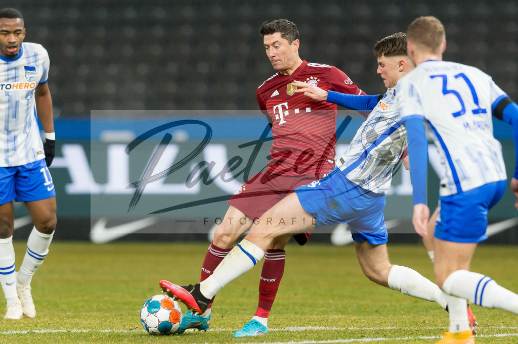 BSCFCB20220123_070 | Fussball, Herren: Robert Lewandowski (FC Bayern Muenchen) und Linus Jasper Gechter (Hertha BSC) im Zweikampf bei dem Spiel der 1. Bundesliga zwischen Hertha BSC und FC Bayern Muenchen im Olypiastadion am 23.01.2022 in Berlin, Deutschland.DFB / DFL REGULATIONS PROHIBIT ANY USE OF PHOTOGRAPHS AS IMAGE SEQUENCES AND/OR QUASI-VIDEO. - Realisiert mit Pictrs.com