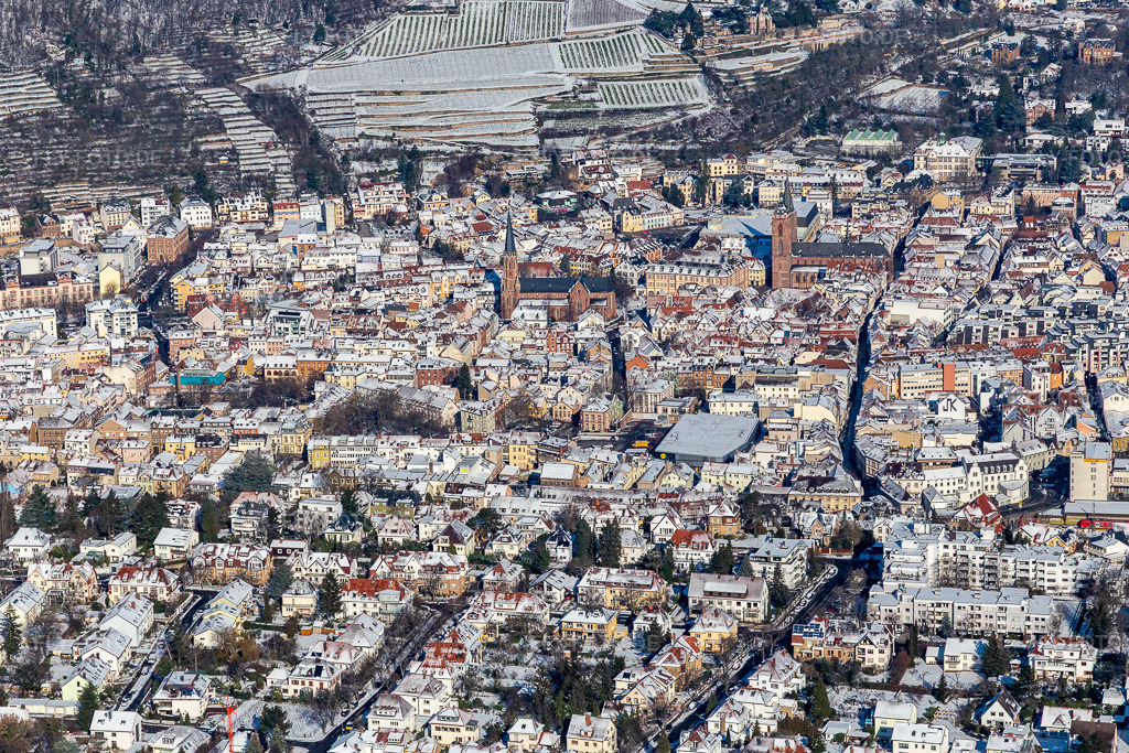 Luftbild: Winterluftbild im Schnee mit Kath. Pfarrkirche St. Marien und Prot. Stiftskirche in Neustadt an der Weinstraße im Bundesland Rheinland-Pfalz in Deutschland. Foto: IMG_124616.jpg vom 11.02.2021 durch Werner Riehm/FLY-FOTO.de