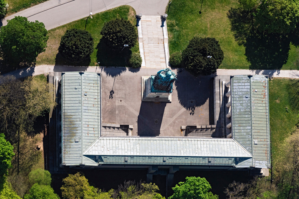 dr__0051757.jpg | MüNCHEN 23.04.2020 Die Ruhmeshalle und die Bronzestatue Bavaria am Rande der Theresienwiese in München Schwanthalerhöhe im Bundesland Bayern. // The Hall of Fame and the bronze statue Bavaria on the edge of the Theresienwiese in Munich Schwanthalerhoehe in the state of Bavaria. Foto: Daniel Reiter