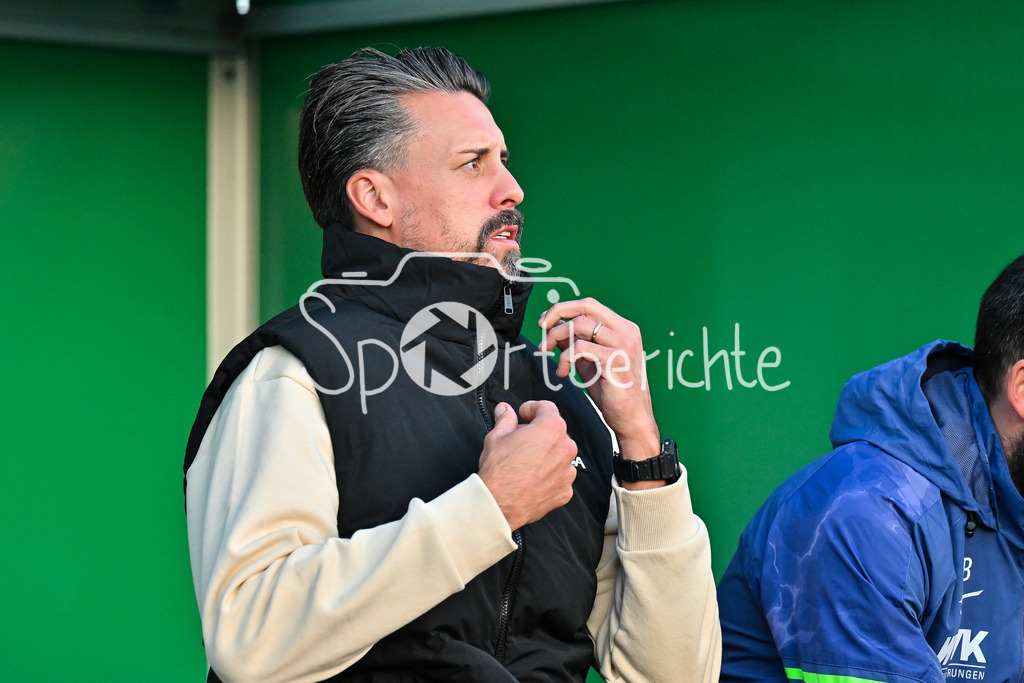 FC Augsburg - SSV Ulm 1846 Fussball | Im Bild Sandro WAGNER Trainer FC Augsburg auf der Bank / Einzelfoto / Freisteller / Testspiel: FC Augsburg - SSV Ulm 1846 Fussball; TSV Burgau Sportzentrum am 08.10.2025