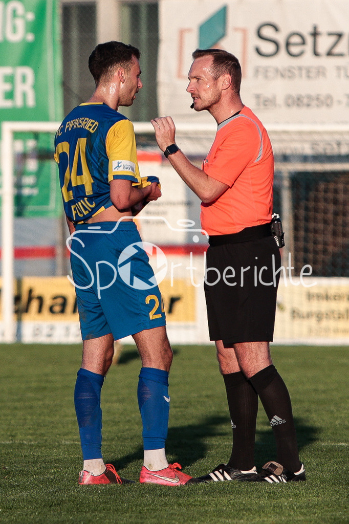 FC Pipinsried - TSV Buchbach | Marin PUDIC (FCP #24) wird von Schiedsrichter Stefan TREIBER zurecht gewiesen