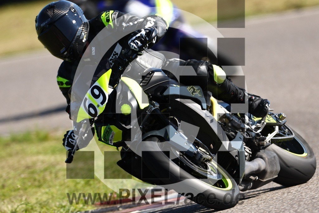 0069-20240525_00271 | Schöne Erinnerungen an spannende Momente - das festzuhalten ist unser Job. PIXELrace.de ist seit 2003 auf den Rennstrecken Europas unterwegs um die Action draußen beim Fahren und die wunderbare Stimmung imm Fahrerlager für euch einzufangen.