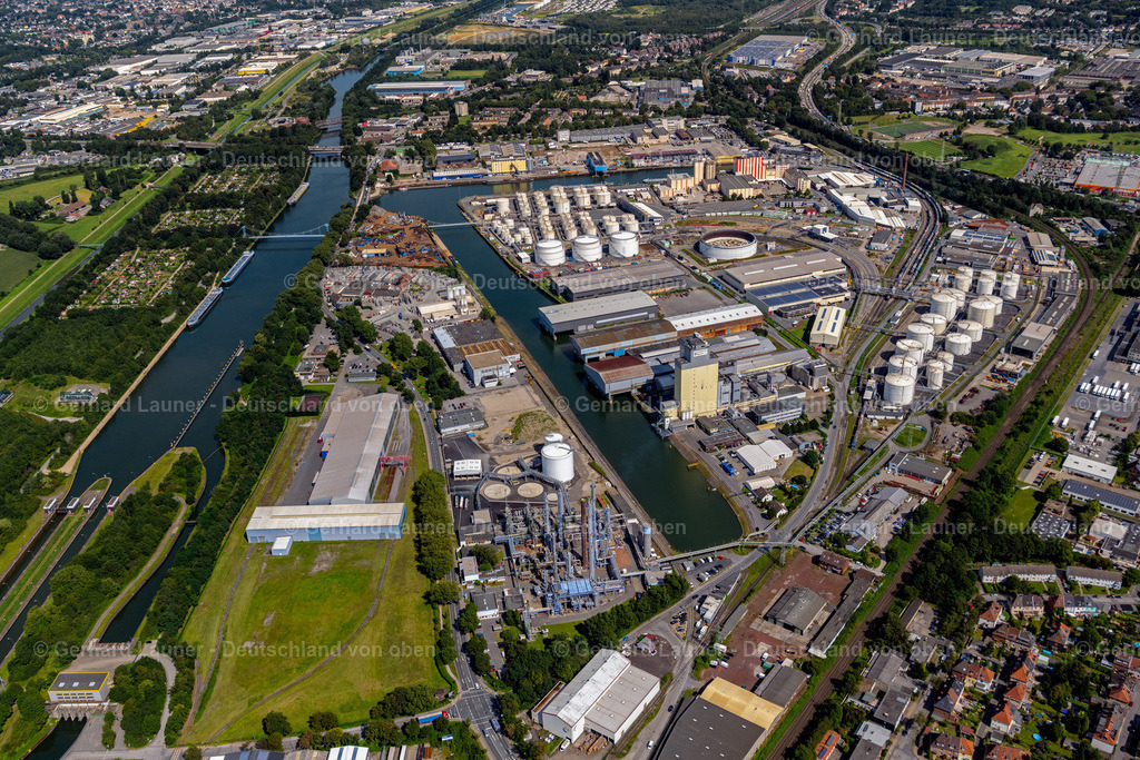 4050032 | Der Hafen Gelsenkirchen liegt am Rhein-Herne-Kanal. Umschlagplatz für Mineralölprodukte und zweitwichtigster Binnenhafen für Getreide in Nordrhein-Westfalen.