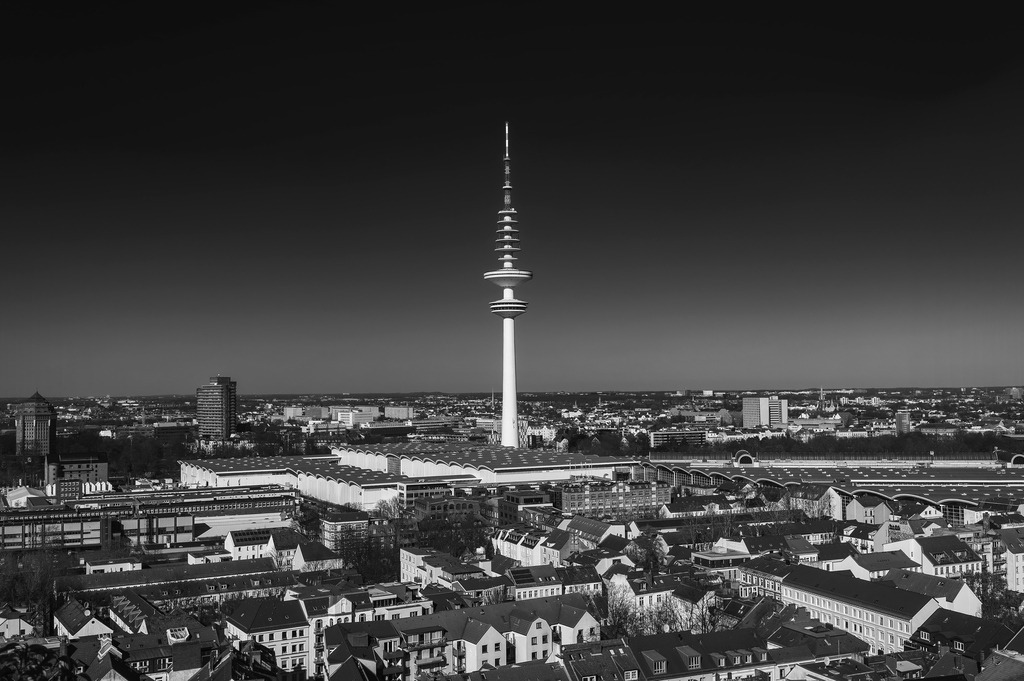 2025_03_19_HH-BUNKER+DOM+ST PAULI_MCP6749 sw | Hochwertig gedruckte Fotografien für die Wand, als Kalender und zum Verschenken. Hamburg & Norddeutschland und überall wo ich mit der Kamera unterwegs war.