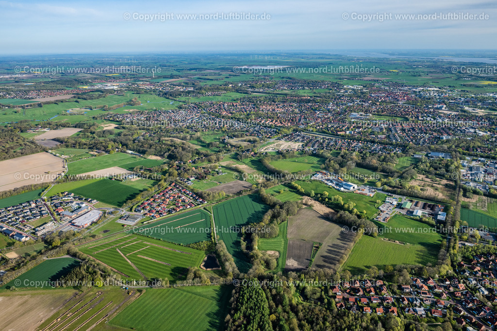 Stade_Riensförde_ELS_4597010523 | STADE 01.05.2023 Baustelle zum Neubau einer Einfamilienhaus- Siedlung " Heidesiedlung " im Ortsteil Riensförde in Stade im Bundesland Niedersachsen, Deutschland. Weiterführende Informationen bei: Claudia Blaurock  Landschaftsarchitektur,  GOLDBECK GmbH,  PD - Berater der öffentlichen Hand GmbH,  gmp International GmbH. // Construction site of residential area of single-family settlement " Heidesiedlung " in the district Riensfoerde in Stade in the state Lower Saxony, Germany. Further information at: Claudia Blaurock  Landschaftsarchitektur,  GOLDBECK GmbH,  PD - Berater der oeffentlichen Hand GmbH,  gmp International GmbH. Foto: Martin Elsen