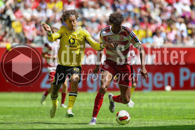 25.07.2026, GER, Fussball, Herren, Testspiel, Saison 2026/2027, Fortuna Düsseldorf - Borussia Dortmund | Fabio Silva und Elias Egouli  im Kampf um den Ball