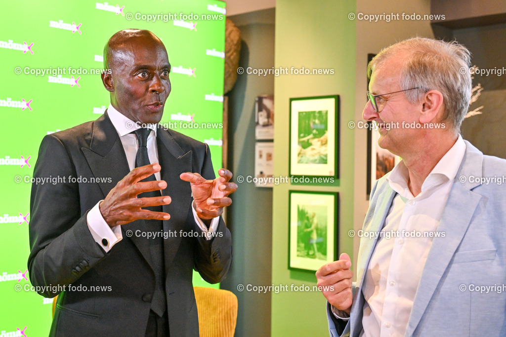 Eroeffnung Moemax Linz_ 15.05.2024-30 | 15.05.2024, Linz, AUT, Eroeffnung Moemax, im Bild Bruce Darnell (US-Amerikanischer Choreograph und Model), Thomas Saliger (Marketingleiter und Unternehmenssprecher XXXLutz Gruppe)