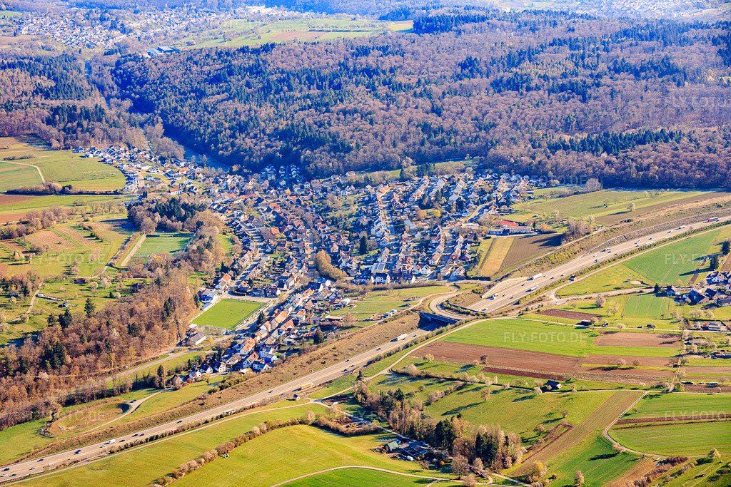 Luftbild: Dorfansicht jenseits der A8 im Ortsteil Untermutschelbach in Karlsbad im Bundesland Baden-Württemberg in Deutschland. Foto: IMG_153985.jpg vom 02.04.2026 durch Werner Riehm/FLY-FOTO.deAuflösung des Originals: 6000 x 4000 px