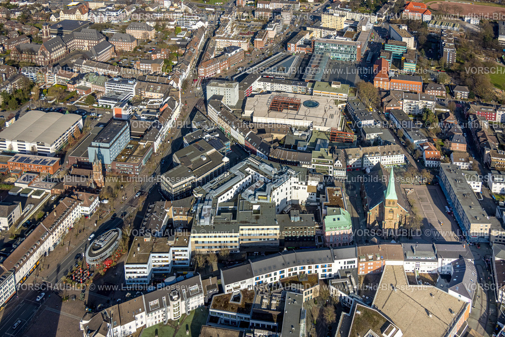 Bottrop250202642Mitte | Luftbild, Innenstadtansicht Einkaufszentrum Hansa Center und kath. Kirche St. Cyriakus, ovales Cafe Extrablatt Am Pferdemarkt, oben ZOB Berliner Platz Busbahnhof und Hauptpost, Altstadt, Bottrop, Ruhrgebiet, Nordrhein-Westfalen, Deutschland
